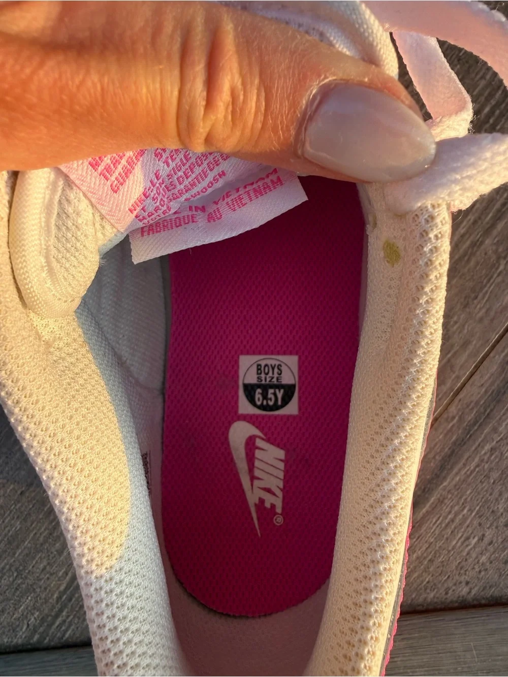 Nike Low Top Sneakers in White & Hot Pink Size 6.5 Youth
